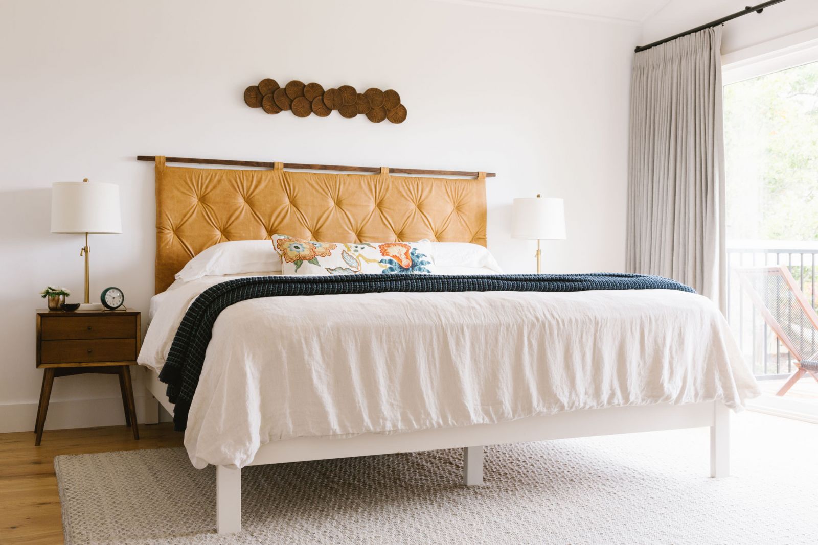 Giường ngủ gỗ bọc đệm đẹp theo phong cách nội thất scandinavia